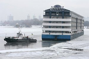 З Дніпровської набережної відбуксирували останній заклад-дебаркадер