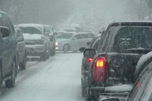 Сильні снігопади майже повністю паралізували Європу