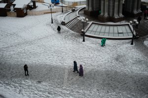 Замість наметового містечка на Майдані вже встановлюють новорічну ялинку