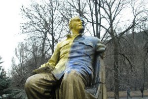 У Донецькій області Леніна розфарбували в жовто-блакитний колір