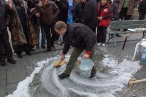 Після візиту Януковича і Азарова Майдан помили з милом