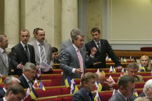 Опозиція вимагає звіту Пшонки щодо бійки в парламенті