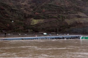 На Рейні перекинувся танкер із сірчаною кислотою