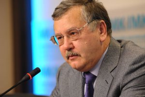 Гриценко предложил Януковичу показать Межигорье и вертолет