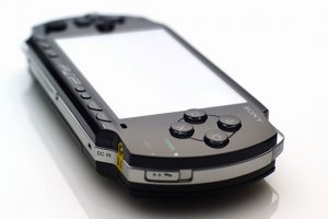 В начале марта Sony начнет продажи Playstation Portable с функцией телефона