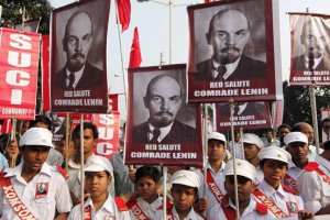 Индийцы сожгли чучело Путина в отместку за мумию Ленина