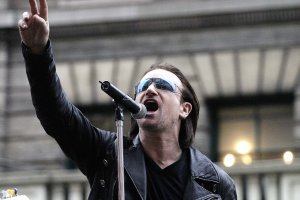 Соліста U2 звинуватили в расизмі