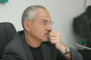 ИМИ обратился к Азарову с просьбой не закрывать программу Шустера