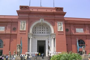 Невідомі закидали Каїрський музей пляшками із запальною сумішшю