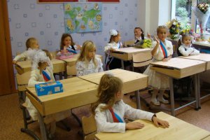 Українці за кордоном просять владу не закривати українські школи на Донбасі