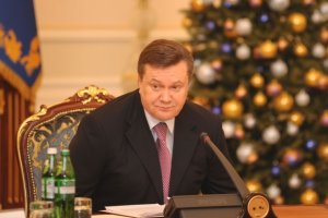 Янукович вимагає особливо контролювати бензин і борошно