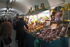 КМДА має намір заборонити стихійну торгівлю у підземних переходах метро