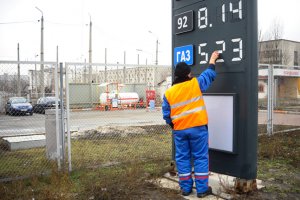 Азаров пригрозив закривати заправки, які незаконно підвищують ціни