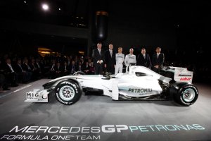 В болидах Mercedes GP появилась третья педаль