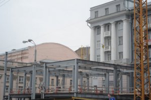 В Киеве начался демонтаж стройки на Театральной