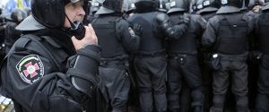 Між «Беркутом» і захисниками української мови почалася бійка біля Українського Дому (відео)