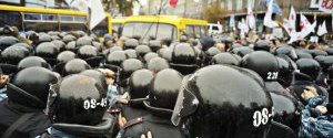 Опозиція домовилася з «Беркутом». Бійку біля Українського Дому призупинено