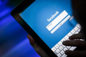 Facebook выпустит собственный смартфон в 2013 году