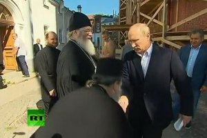 Путін замахнувся на священика, який намагався поцілувати його руку (відео)