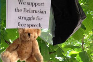 Белорусов, помогавших сбрасывать мишек, обвинили в пособничестве 