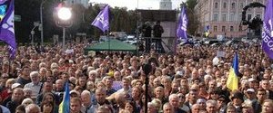 На Михайлівській площі тисяча мітингувальників вимагає припинити тиск на ТВі