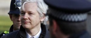 Британские власти угрожают взять штурмом посольство Эквадора, в котором прячется Ассанж