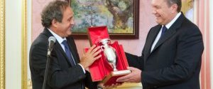 Президент УЄФА подарував Януковичу копію кубка Євро-2012 (ФОТО)