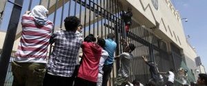 У Ємені мусульмани пішли на штурм посольства США: одна людина загинула, десятки поранені (ВІДЕО)