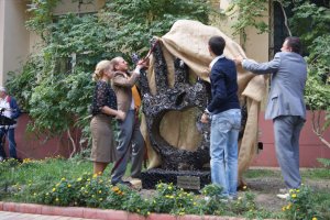 В Одесі відкрили пам'ятну скульптуру на честь Стіва Джобса (ФОТО)