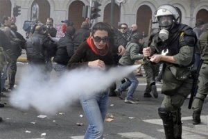 В Афінах поліція сльозогінним газом захищає Меркель від демонстрантів