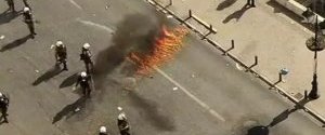Загальний страйк у Греції: протестуючі кидають каміння і пляшки, поліція застосувала сльозогінний газ