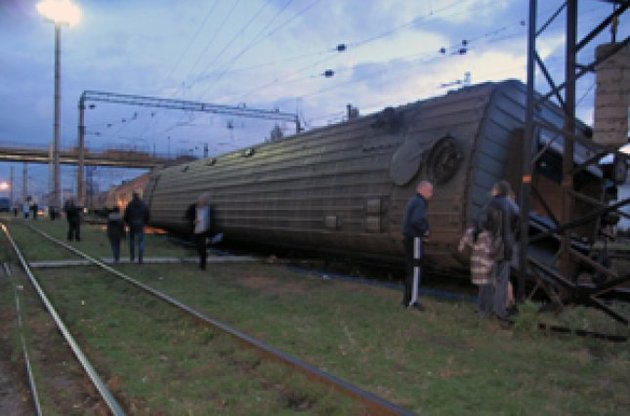 У Запорізькій області пасажирський потяг зійшов з рейок, один вагон перекинувся (ФОТО)