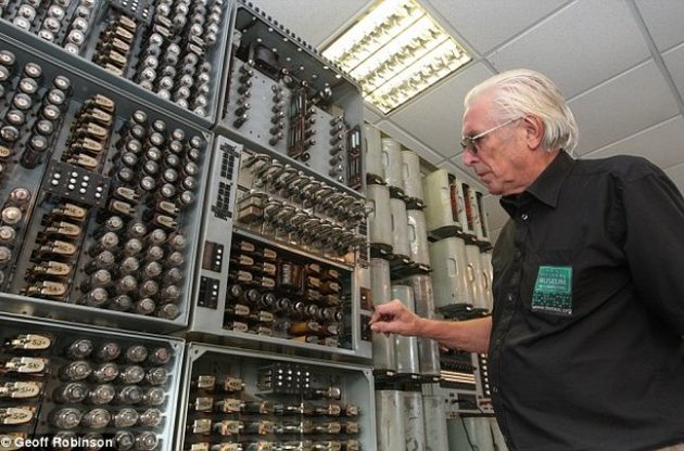 У Великобританії знову запустили один з найстаріших у світі комп'ютерів вагою в 2,5 тонни (ФОТО)