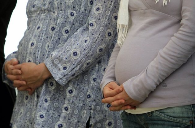 Янукович ветував закон про сурогатне материнство