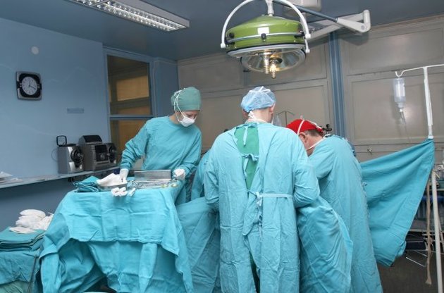 Кабмін розробить законодавчі зміни, які дозволять іноземним хірургам оперувати в Україні