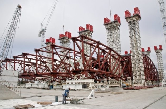 На Чорнобильській АЕС підняли перший фрагмент нового укриття