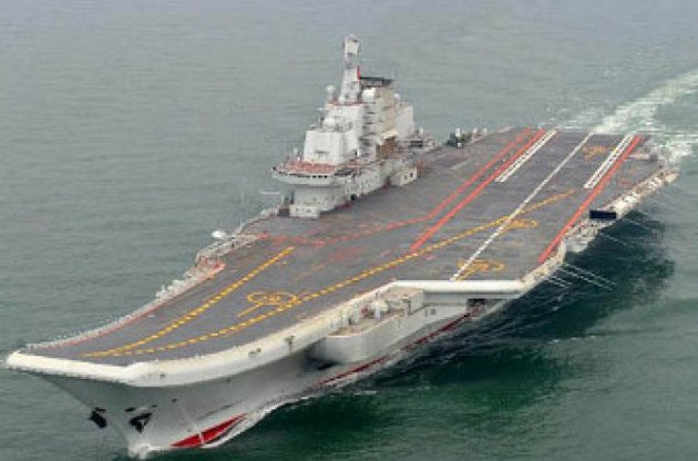 Китай провів першу успішну посадку винищувача на авіаносець, перероблений з українського 