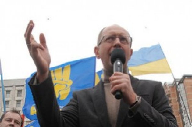 Яценюк закликав мітингувати біля ЦВК до оголошення результатів виборів