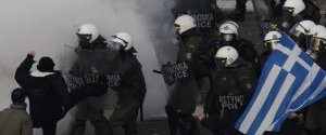 Над Афінами клуби диму: протестувальники проти заходів економії намагаються прорватися до парламенту
