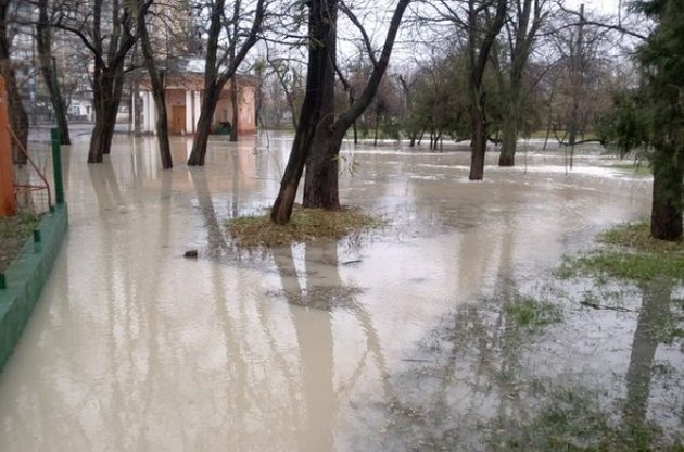 Ураган в Одессе: рухнувшие деревья перекрыли улицы, море затопило набережную (ФОТО)