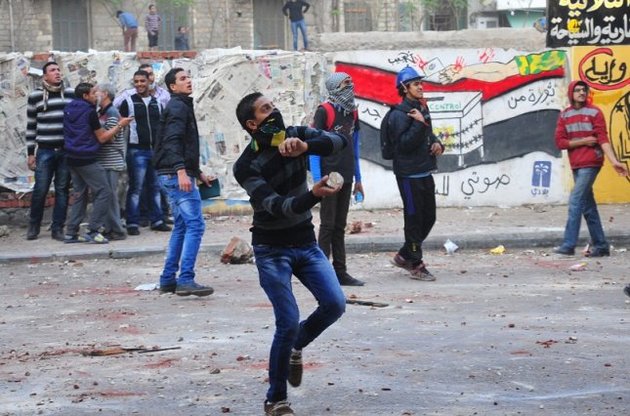 Новые столкновения в Каире: демонстранты прорвались к президентскому дворцу
