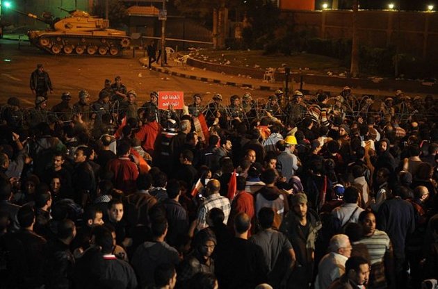 Тисячі єгиптян пішли маршем на палац президента, обіцяючи йому «червону картку»