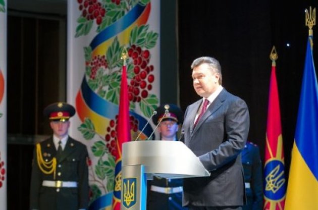 Янукович снова пообещал контрактную армию