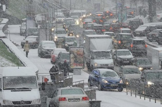 В Киеве снегопад вызвал транспортный коллапс: город стоит