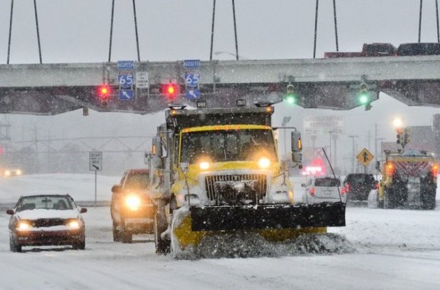 Жертвами сніжних буревіїв у США стали 16 людей, тисячі туристів застрягли в аеропортах