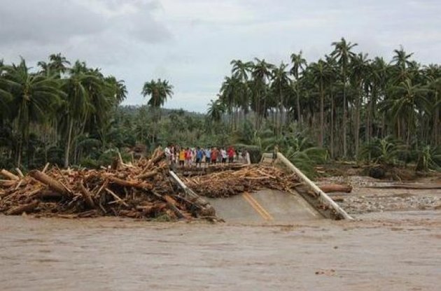 Тайфун на Філіппінах вбив понад 700 людей, майже 900 зникли безвісти
