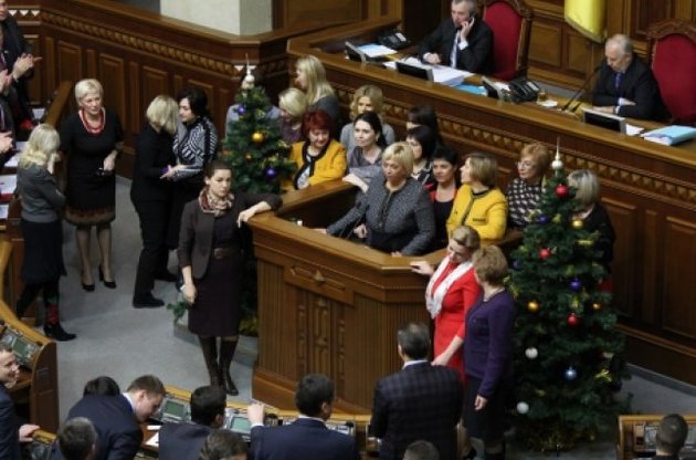 Женская часть оппозиции заблокировала трибуну парламента ради Тимошенко