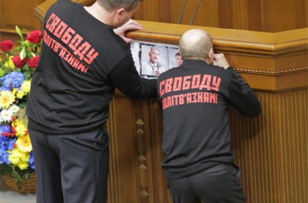 Портреты Табаловых оппозиционеры вывесили в зале Рады в траурных рамках 