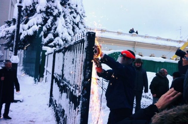 Депутати "Свободи" спиляли паркан біля Ради і виламали двері в парламент
