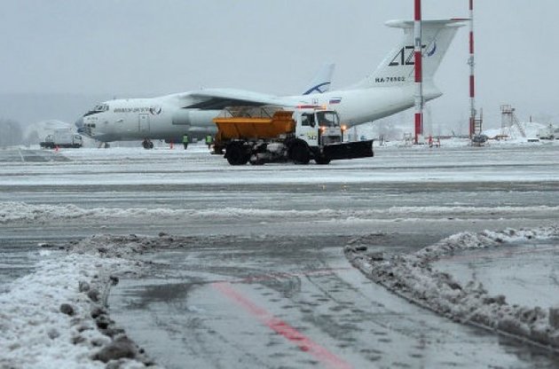 Авиасообщение с Крымом вторые сутки прервано из-за непогоды
